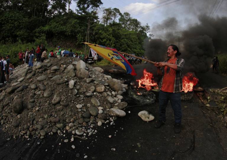 $!Fotografía que muestra las protestas emprendidas por pobladores de la comunidad kichwa en contra del proyecto de construcción.