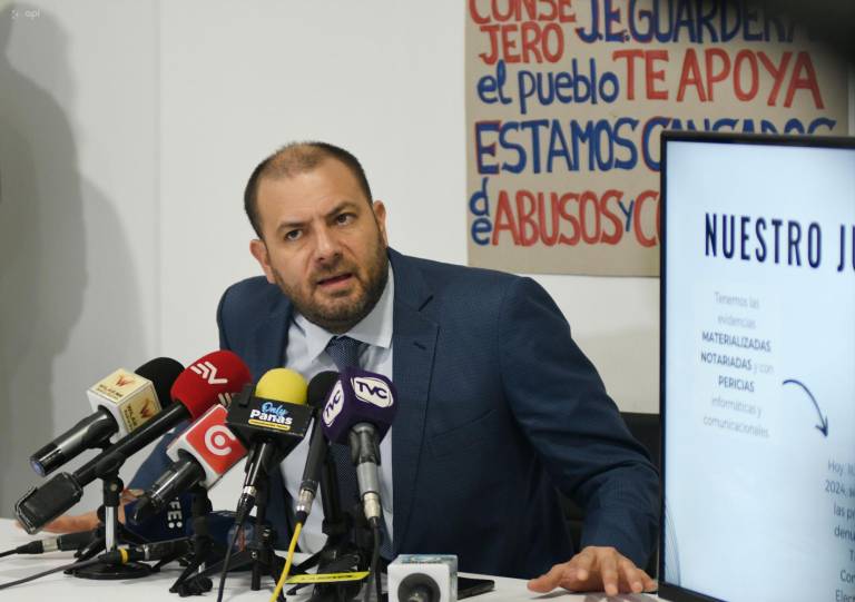 $!Fotografía de Juan Esteban Guarder­as, consejero del CPCCS, en una rueda de prensa.