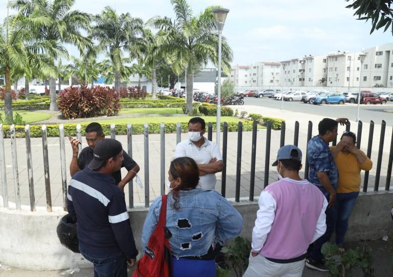 $!Familiares apostados en el exterior del Laboratorio de Criminalística y Ciencias Forenses de Guayaquil.