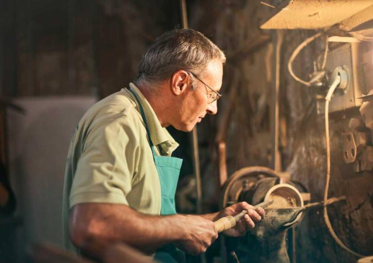 $!El trabajo artesanal también puede traer afectación del sindrome del tunel carpiano.