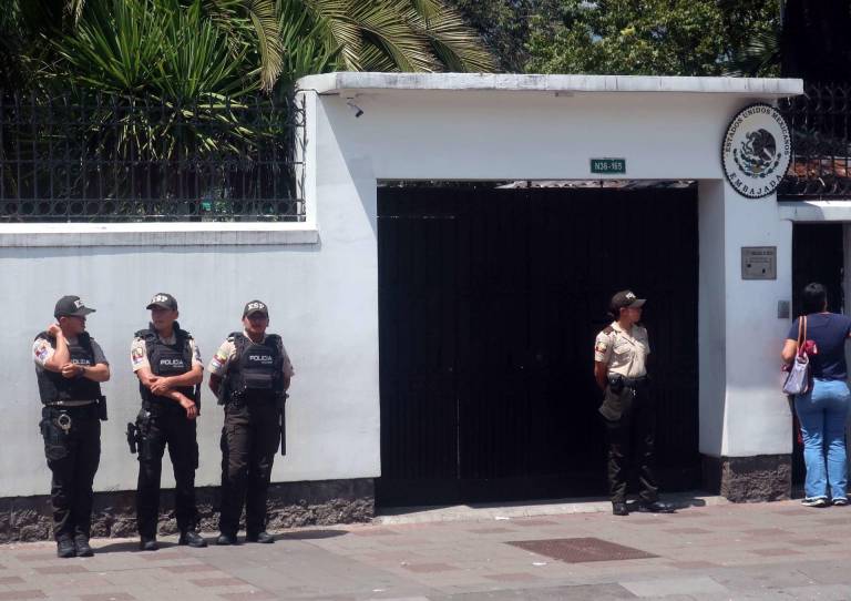 $!Policías custodian afuera de la Embajada de México en Ecuador, en Quito (Ecuador).