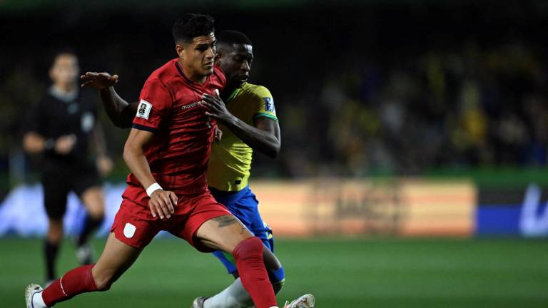 El defensor ecuatoriano Piero Hincapie (i) y el delantero brasileño Luiz Henrique luchan por el balón.