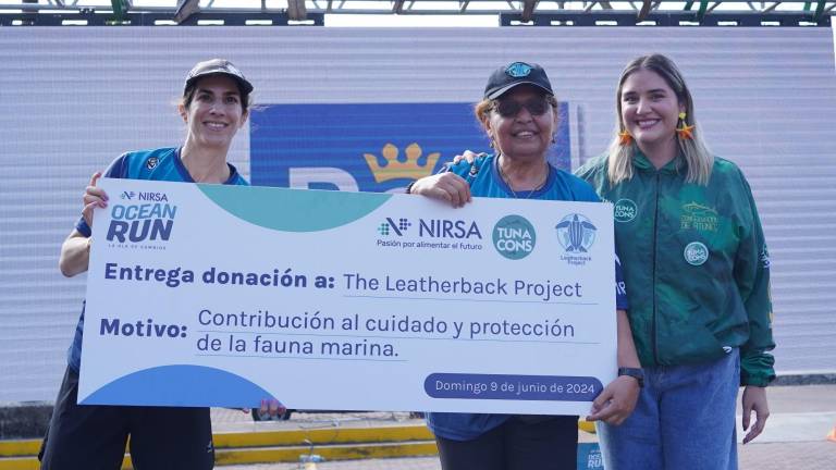 Representantes de Nirsa, Fundación The Leatherback Project y Tunacons, durante la entrega de la donación en el marco del evento Nirsa Ocean Run.