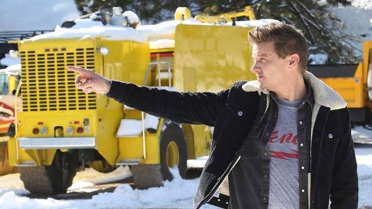 El actor Jeremy Renner se dice estar afectado tras accidente con quitanieves