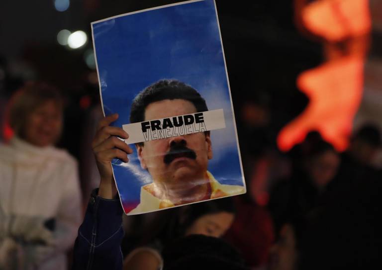 $!Una persona sostiene un cartel que dice Fraude Venezuela durante una protesta este martes en Ciudad de México (México).