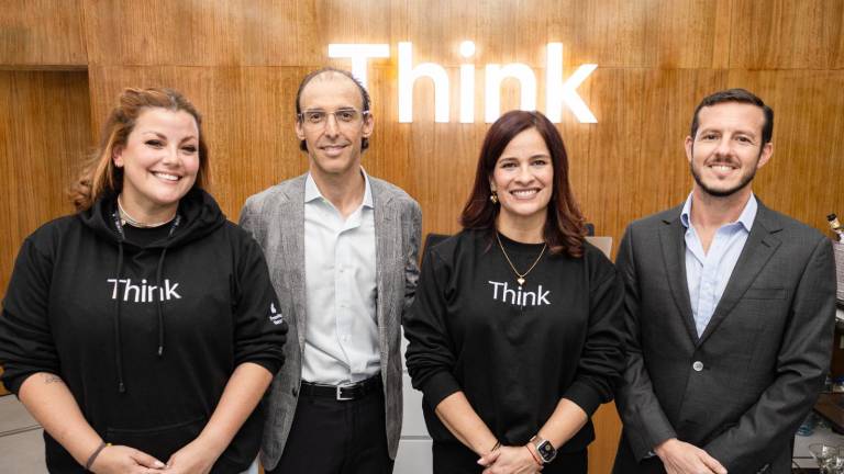 Foto realizada en la apertura de la nueva tienda Think en Guayaquil. De izq. a der.: Isabel Maruri, jefe de marketing y expansión Think, Gabriel Chavira, vicepresidente de Ganga Grupo Empresarial, Paola Matute, gerente corporativa de marketing grupo La Ganga y Sergio Rodríguez, Gerente de Negocios