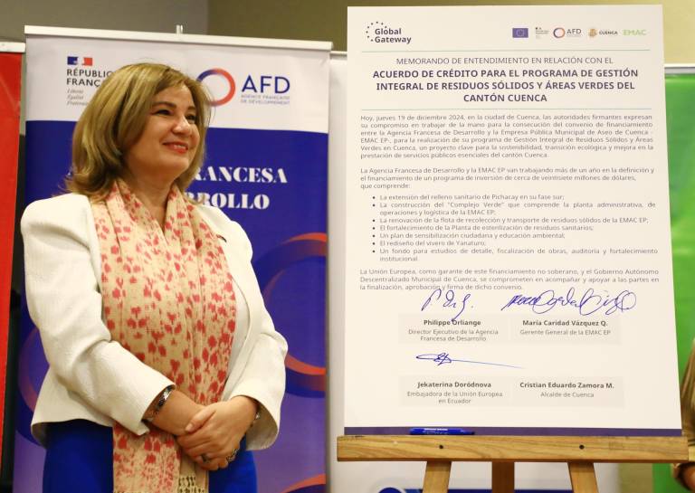 $!La embajadora de la Unión Europea en Ecuador, Jekaterina Doródnova posa durante la firma de un memorando de entendimiento para la financiación de un proyecto de mejora de la gestión de los residuos sólidos en la ciudad este jueves.