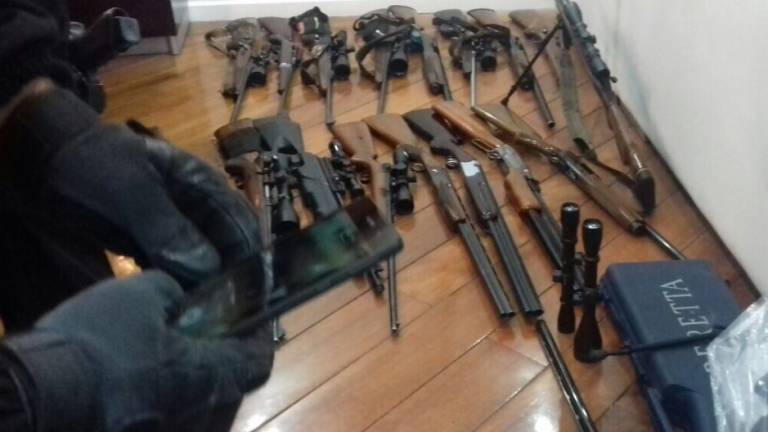 Decomisan armas en operativo contra exfuncionaria del IESS