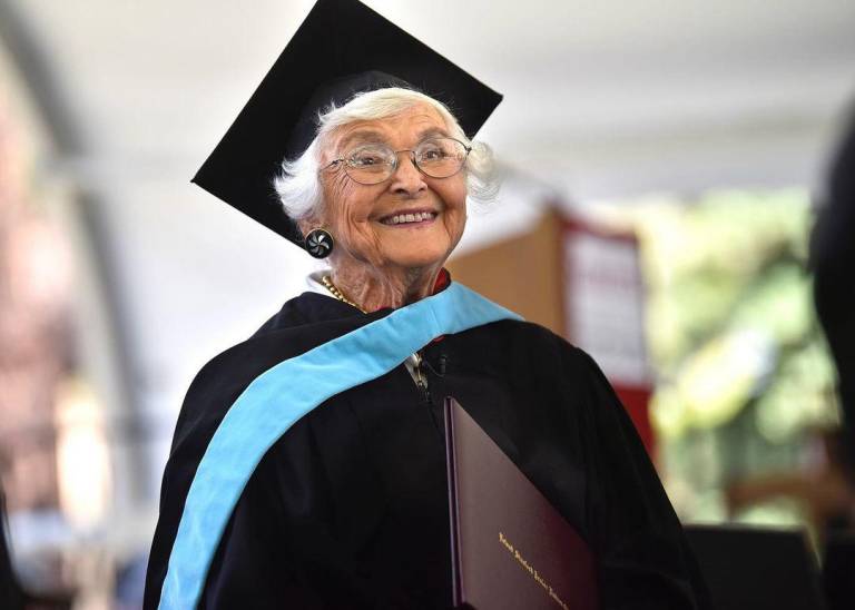 $!Virginia Hislop se graduó de su carrera de posgrado en la Universidad de Stanford, a los 105 años; 83 años después de abandonar el campus universitario.