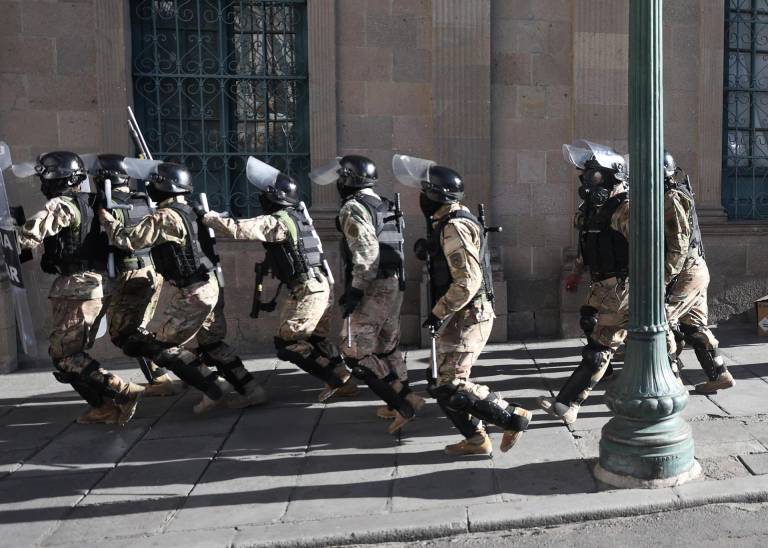 $!Militares ingresan a la sede del Gobierno de Bolivia, este miércoles en La Paz (Bolivia).