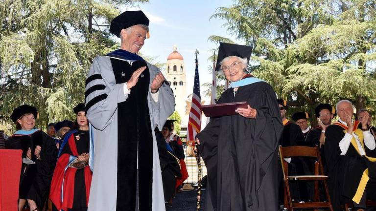 Con 105 años se graduó de una maestría universitaria, convirtiéndose en la mujer más longeva en conseguirlo