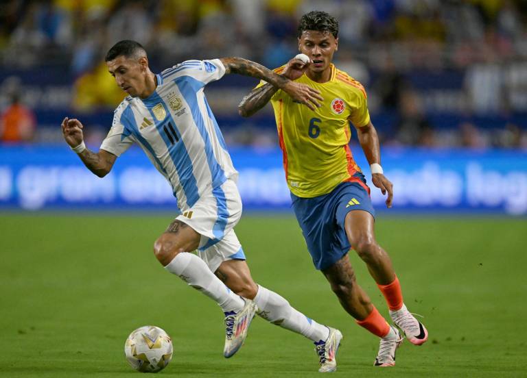 $!Angel Di Maria pelea el balón con Richard Rios en la final de la Copa América.