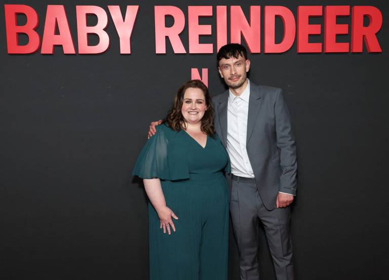 $!Jessica Gunning (izq.) y Richard Gadd asisten a la sesión fotográfica de Baby Reindeer de Netflix en el DGA Theatre Complex el 7 de mayo de 2024 en Los Ángeles, California.