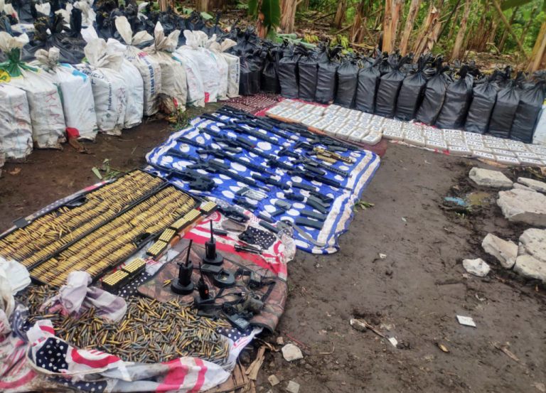 $!En una granja en Los Ríos, militares encontraron 22.000 ladrillos de cocaína, 22 toneladas en total, valoradas en más de 660 millones de dólares. La droga pertenecía a los albaneses.