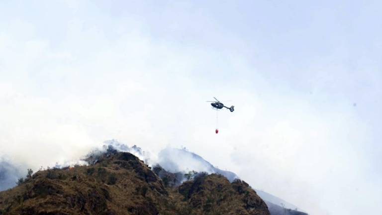 Helicópteros de Ecuador y Perú continúan combatiendo el fuego en Loja y Azuay