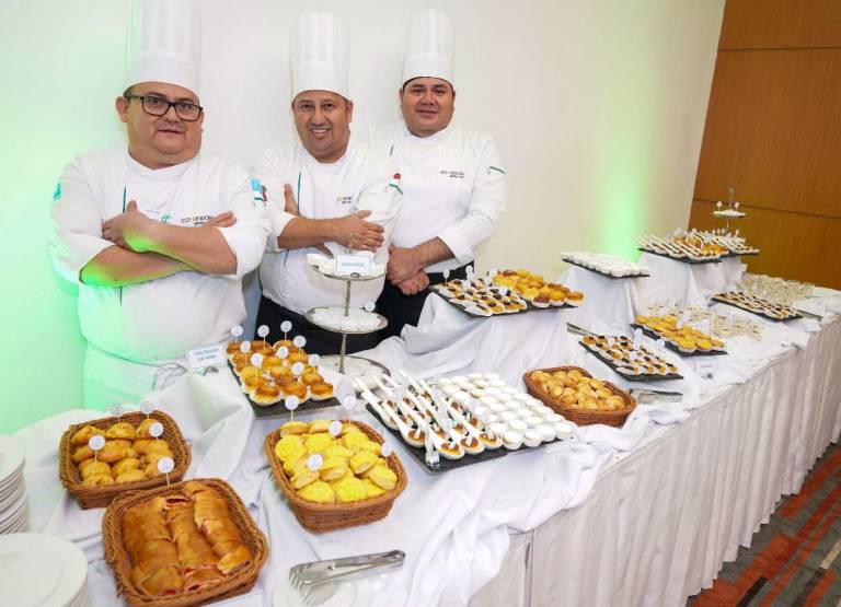 $!Los chefs José Tapia (i), Jimmy Rivera y Fidel Tapia son los responsables de la carta del Festival Sabores de la Perla.