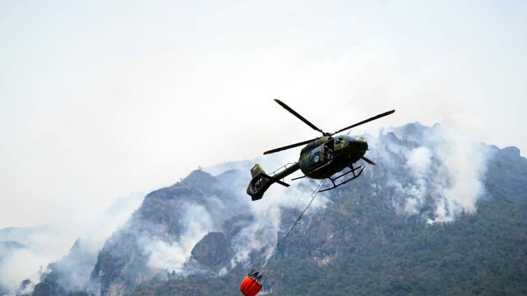 Helicópteros de Ecuador y Perú combaten el incendio forestal en el Parque Nacional Cajas