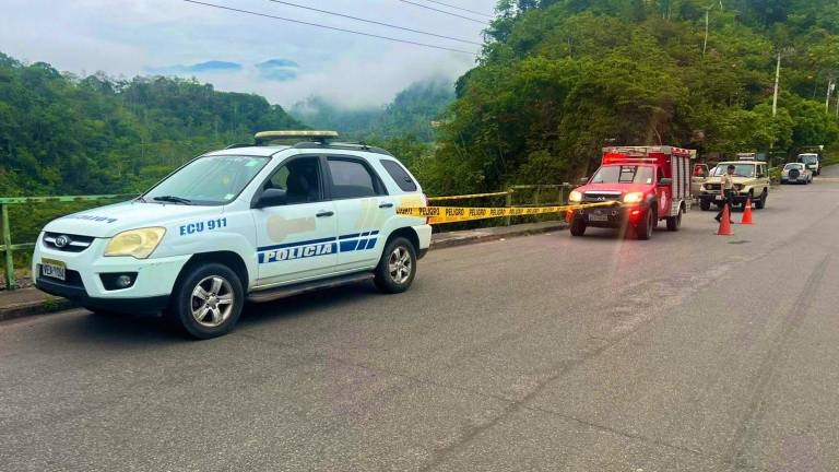 Siniestro de tránsito en el río Paute: una camioneta cayó al barranco y 10 personas fallecieron