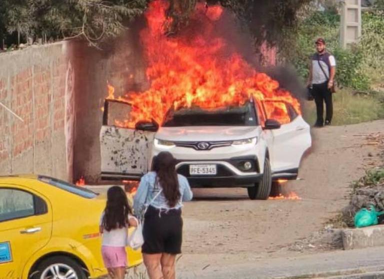 $!Fotografía que muestra el vehículo mientras llamas lo consumían.