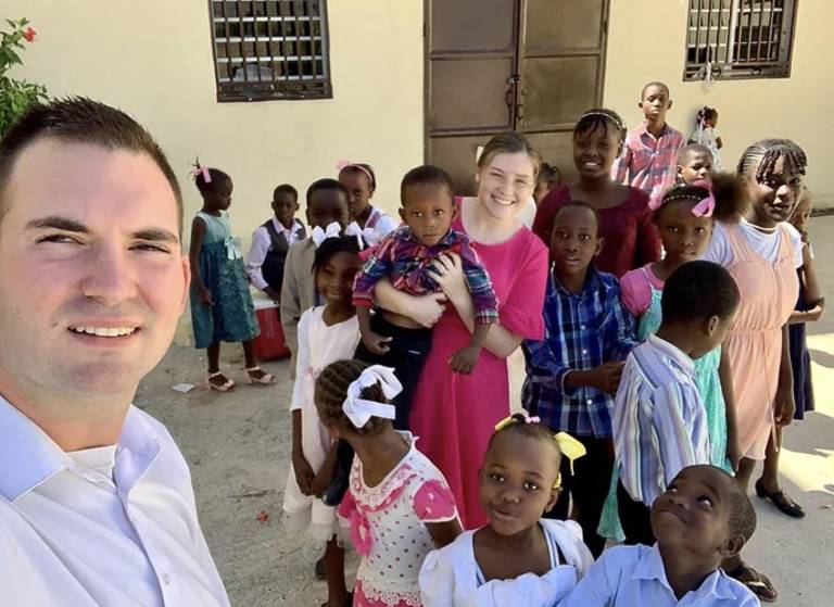 $!Esta imagen sin fecha, cortesía de Misiones en Haití, muestra a los misioneros estadounidenses Davy y Natalie Lloyd que fueron asesinados en Haití el 23 de mayo de 2024, posando con niños haitianos.
