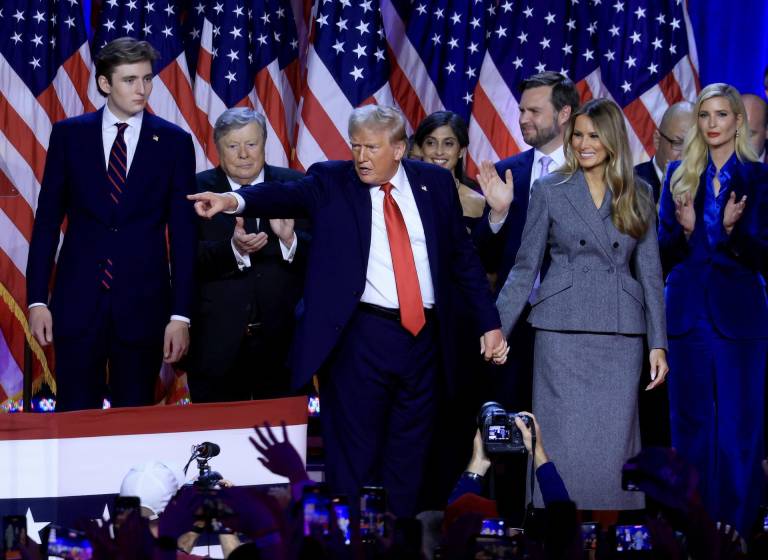 $!El presidente electo Donald J. Trump (C), acompañado en el escenario por su esposa Melania Trump (D) y su hijo Barron Trump (I).