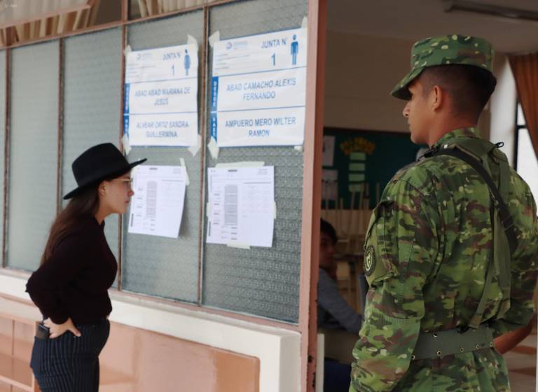 $!Elementos de las Fuerzas Armadas vigilan las juntas electorales a nivel nacional.