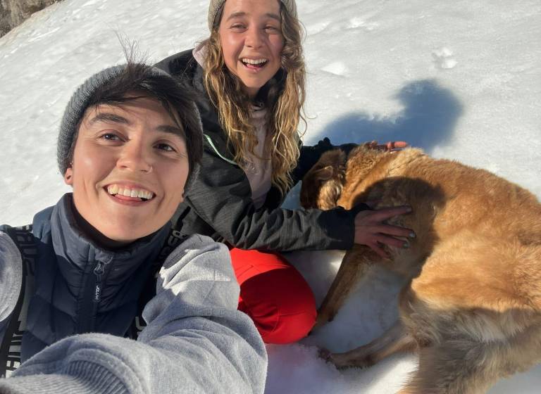 $!Katerín Álvarez, su amiga y el perrito recién rescatado.