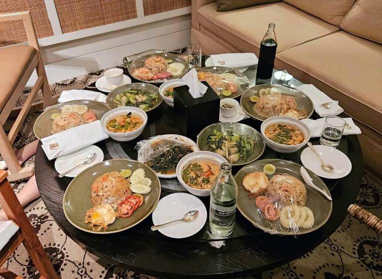 $!Fotografía proporcionada por la Policía Real Tailandesa muestra comida en una mesa dentro de una habitación de hotel en Bangkok donde seis personas fueron encontradas muertas.