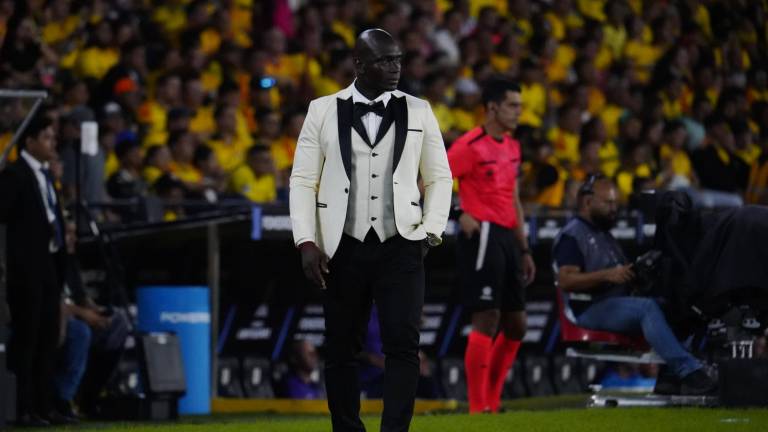 Para el partido de Conmebol Libertadores en Guayaquil, Segundo Alejandro Castillo utilizó un smoking blanco.