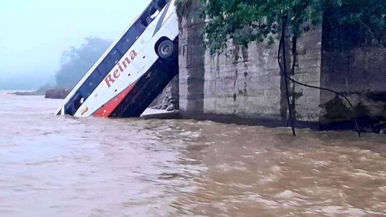 Bus de cooperativa Reina del Camino cayó al río Blanco tras error del conductor: me fui de largo”