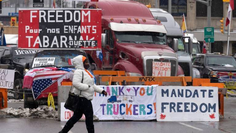 EE.UU. insta a Canadá usar poderes federales para acabar con bloqueo en la frontera