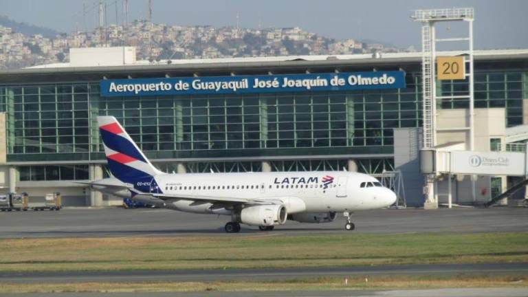 Aeropuertos operarán durante los apagones: estos documentos debe portar para movilizarse durante toque de queda