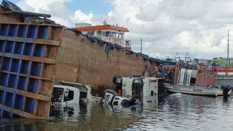 VIDEO: Gabarra que llevaba tres volquetas se hundió en muelle de Los Esteros, al sur de Guayaquil