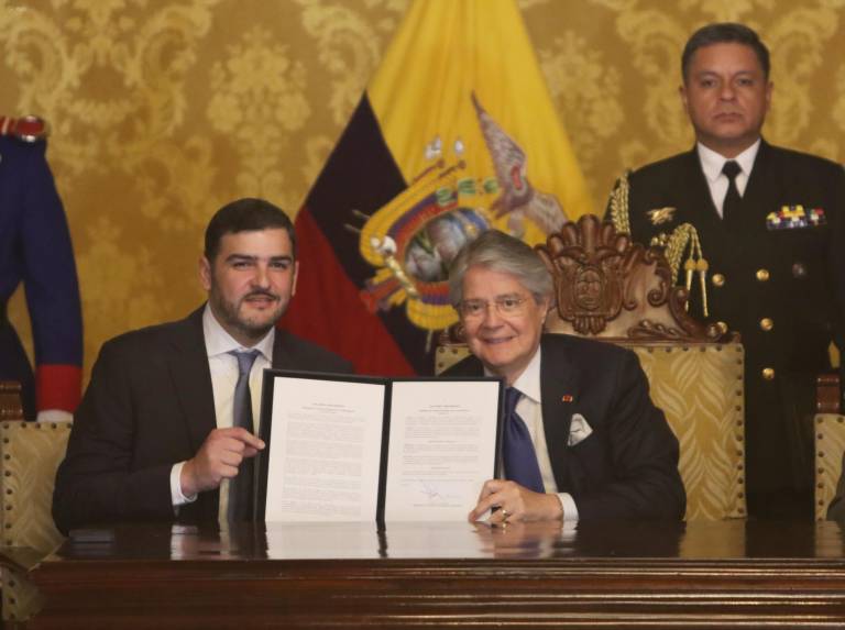 $!Miércoles 22 de noviembre del 2023.- El expresidente de la República, Guillermo Lasso, junto al alcalde Aquiles Alvarez durante la firma el decreto del Viaducto Sur de Guayaquil Quinto Puente.