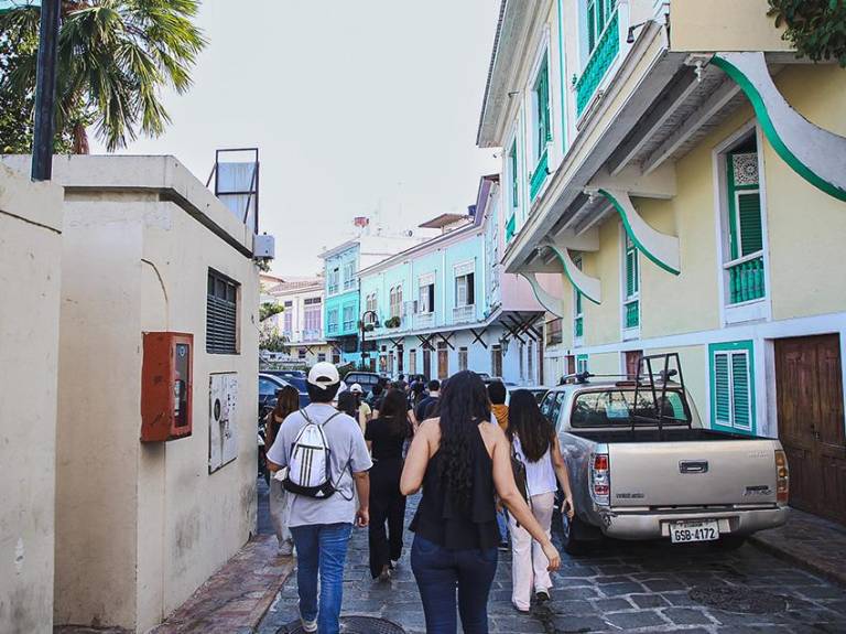 $!El barrio Las Peñas es uno de los lugares turísticos más emblemáticos de Guayaquil, pues los primeros cimientos de la gran ciudad portuaria se erigieron allí.