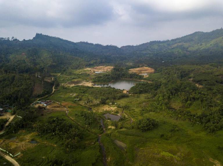 $!En el sector Estero Hondo se observan las piscinas con aguas posiblemente contaminadas con químicos como desechos de la explotación minera. No obstante, las empresas mineras dicen que se han resuelto todos los pasivos ambientales.