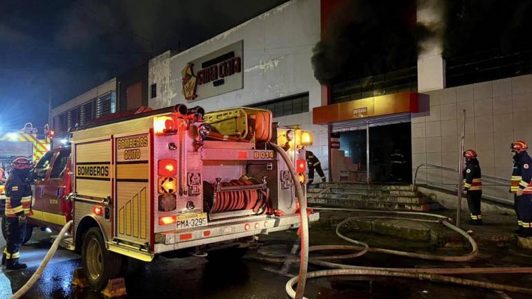 Incendio estructural en el tradicional, mercado Santa Clara, en Quito