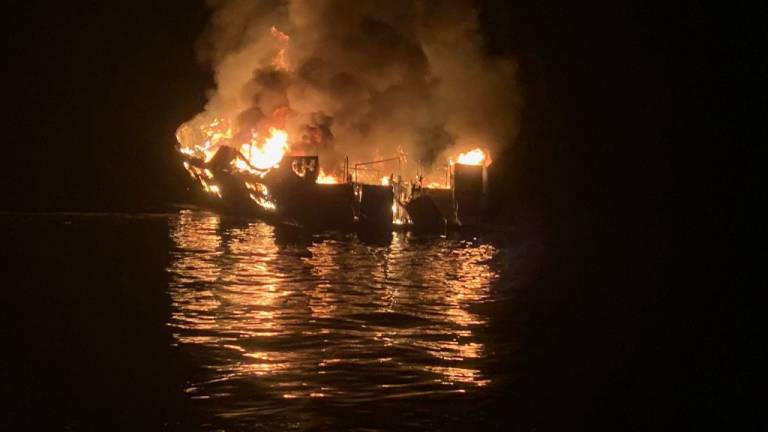 Al menos 20 muertos y 14 desaparecidos tras incendio barco en California