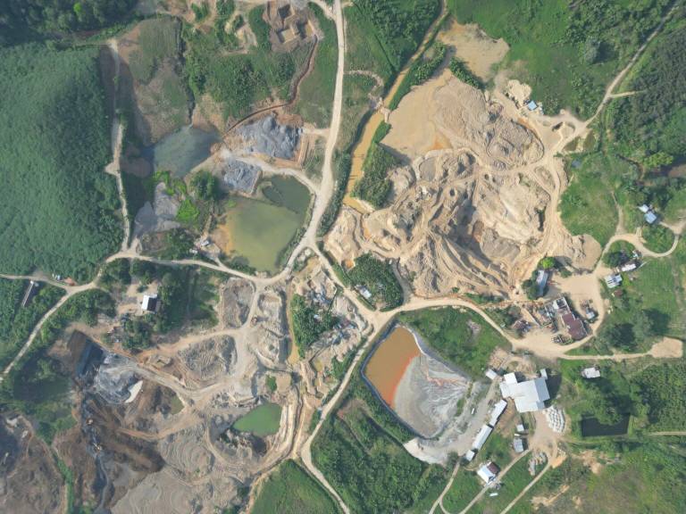 $!Desde el aire se aprecia claramente la magnitud de la explotación minera en una zona megadiversa en La Maná. Foto cortesía
