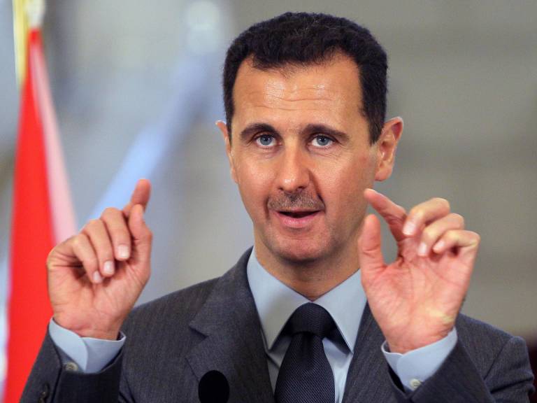 $!El presidente sirio derrocado, Bashar al-Assad, hace un gesto mientras se dirige a los medios.