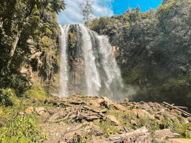 $!Cascada del silencio en Carchi, con su agua de color verde azufre, ofrecen varios senderos para explorar.