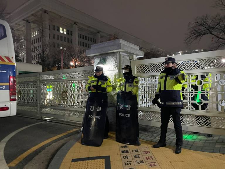 $!La policía bloquea la puerta principal de la Asamblea Nacional en Seúl justo después de que el presidente surcoreano, Yoon Suk Yeol, declarara la ley marcial.