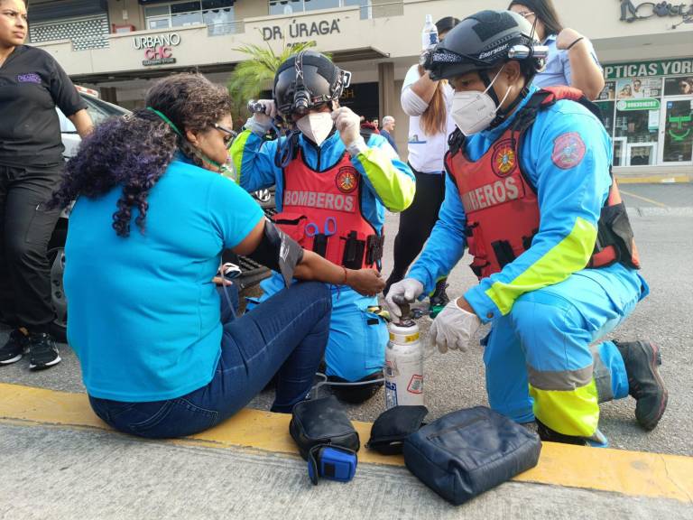 $!Una de las afectadas por el flagelo recibiendo atención médica.