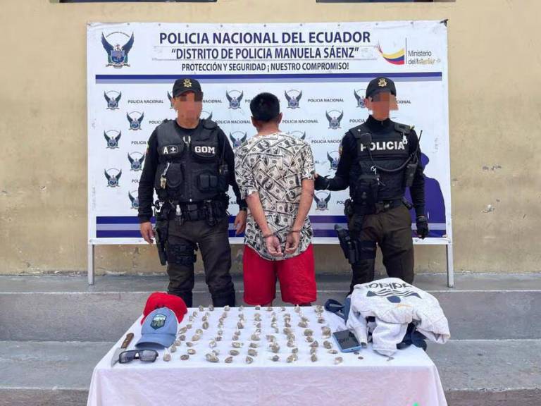 $!Al momento de su detención, el sujeto llevaba consigo más de 80 bolsas de marihuana, un celular y un arma blanca.