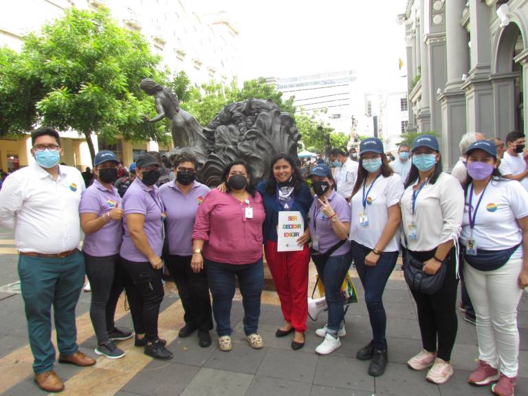 $!El equipo de Fundación Mujer &amp; Mujer junto a la concejala Lídice Aldas, en medio de la Plaza de la Administración, donde se desarrolló el evento de la entrega oficial del proyecto de ordenanza.