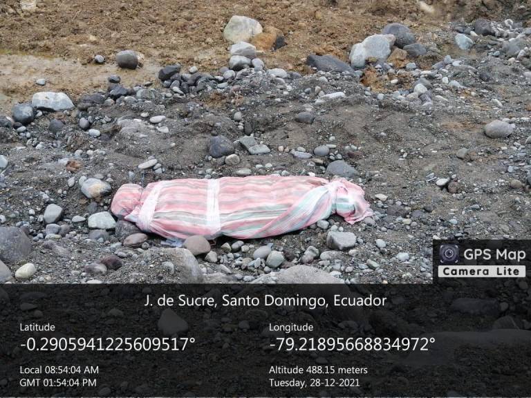 $!Reportaron un aparente cadáver humano, pero se trataba de un monigote en Santo Domingo