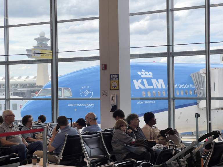 $!Un Boeing 777 de KLM Airlines se encuentra en una puerta del Aeropuerto Internacional Dulles de Washington el 16 de agosto de 2023.