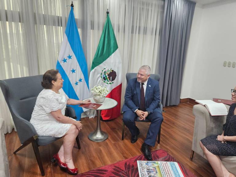 $!El canciller Reina junto con la embajadora de México en Honduras, Susana Peón, reunidos el mismo día en que emitió la declaración sobre Ecuador.