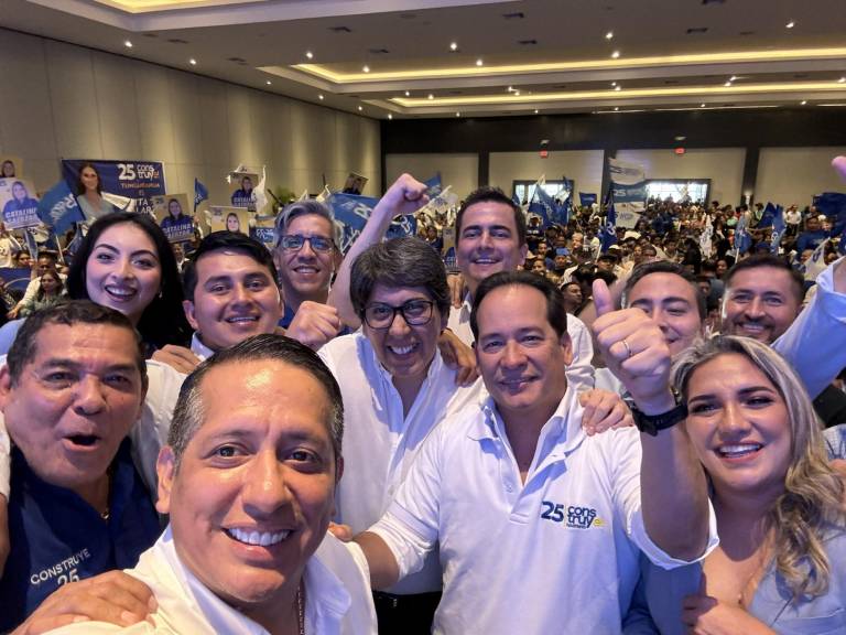 $!Henry Cucalón junto a simpatizantes y miembros de Construye durante un evento organizado en el Centro de Convenciones.