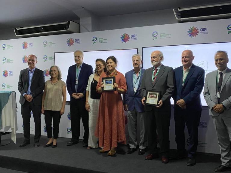 $!La activista ecuatoriana Belén Páez y el profesor Marc Duorojeanni recibieron el premio Lovejoy de manos de importantes organizaciones líderes en conservación mundial.